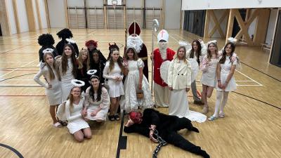 Mikuláš s anděly a čerty prolétli celou školou