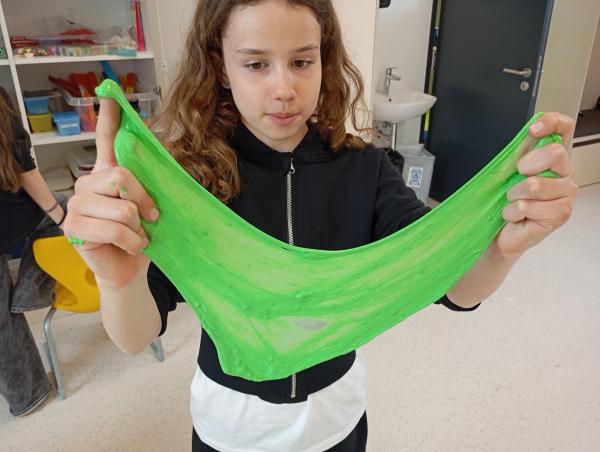 Výroba slizu ve školním klubu