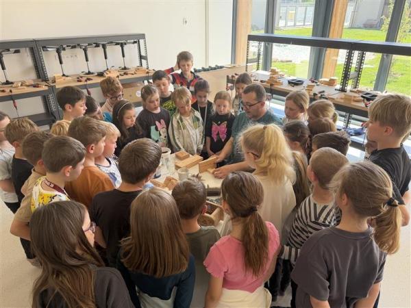 Dubnový celodružinový projekt – Den s truhlářem v družině